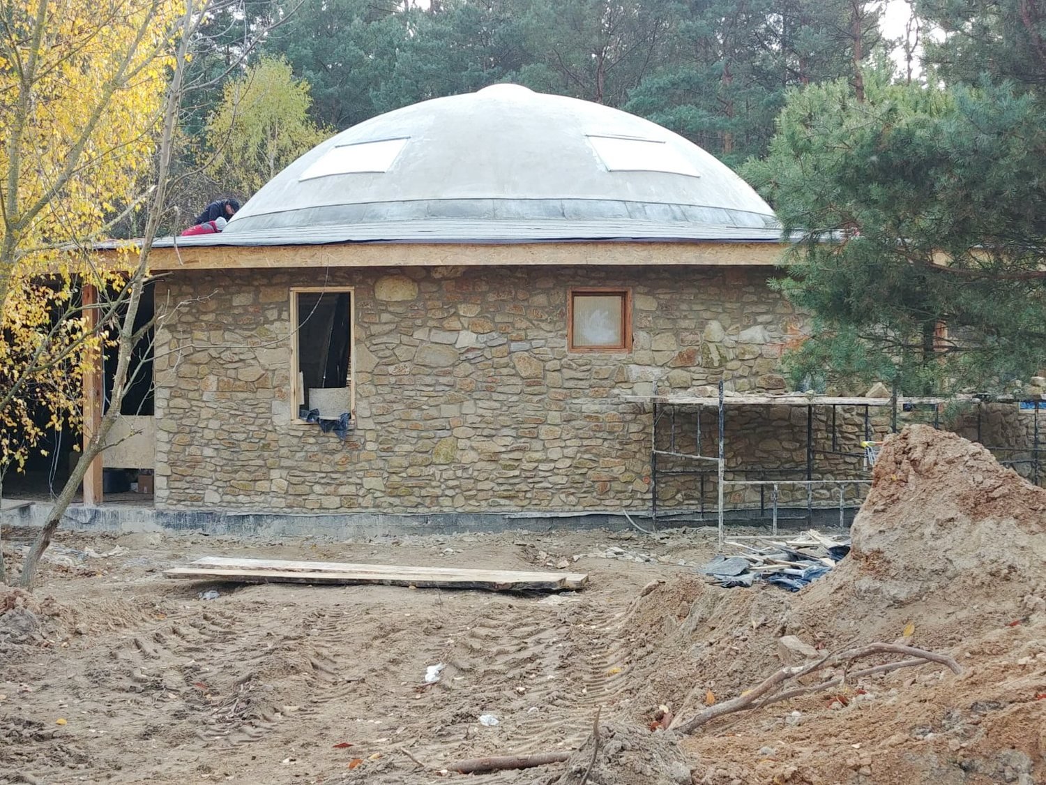 Dom kopułowy z naturalną kamienną ścianą podczas budowy