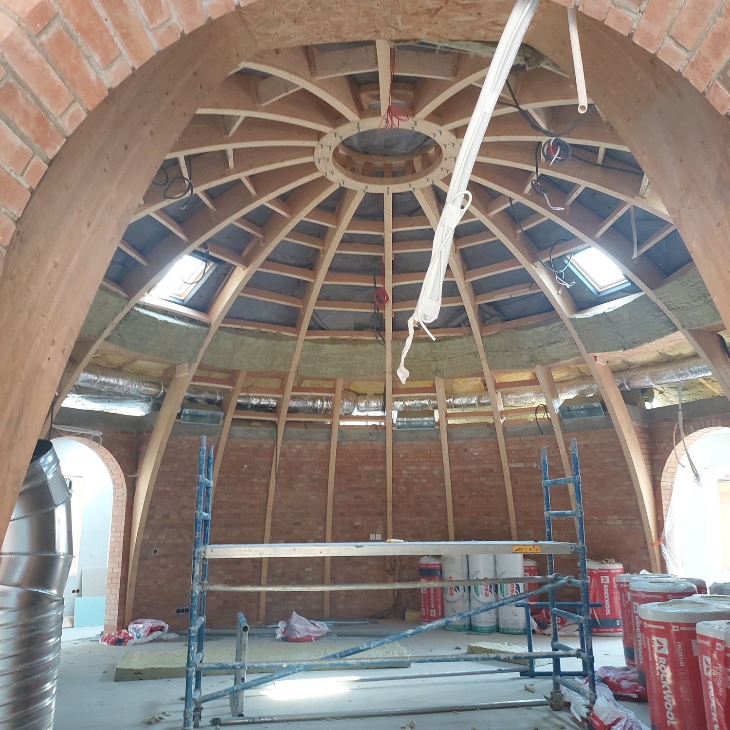 Drewniane żebra kopuły widoczne od środka