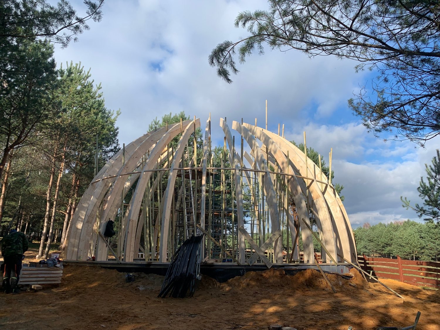 Drewniana konstrukcja kopuły podczas prac w terenie